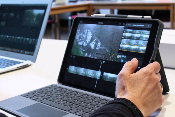 Auf einem Tablet ist ein Video-Schnittprogramm geöffnet.